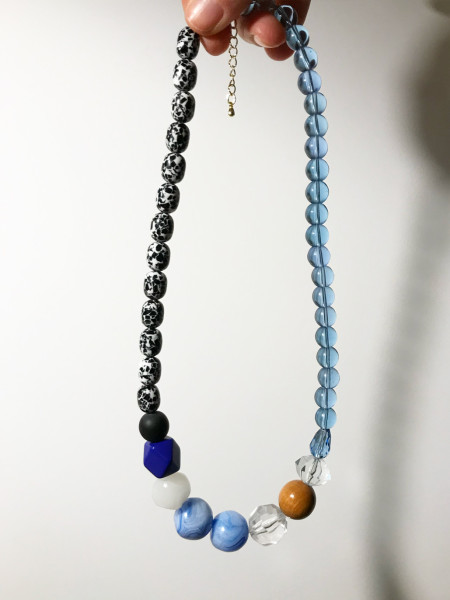 Collier perles bleues et noires